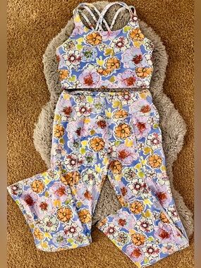 Floral High-Waist Leggings Set with Strappy Crop Top - Pastel Floral